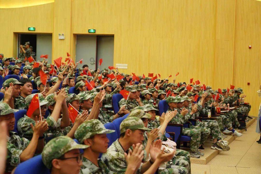 辛芷蕾亮相2024巴黎高定周:诠释优雅与美丽的完美融合