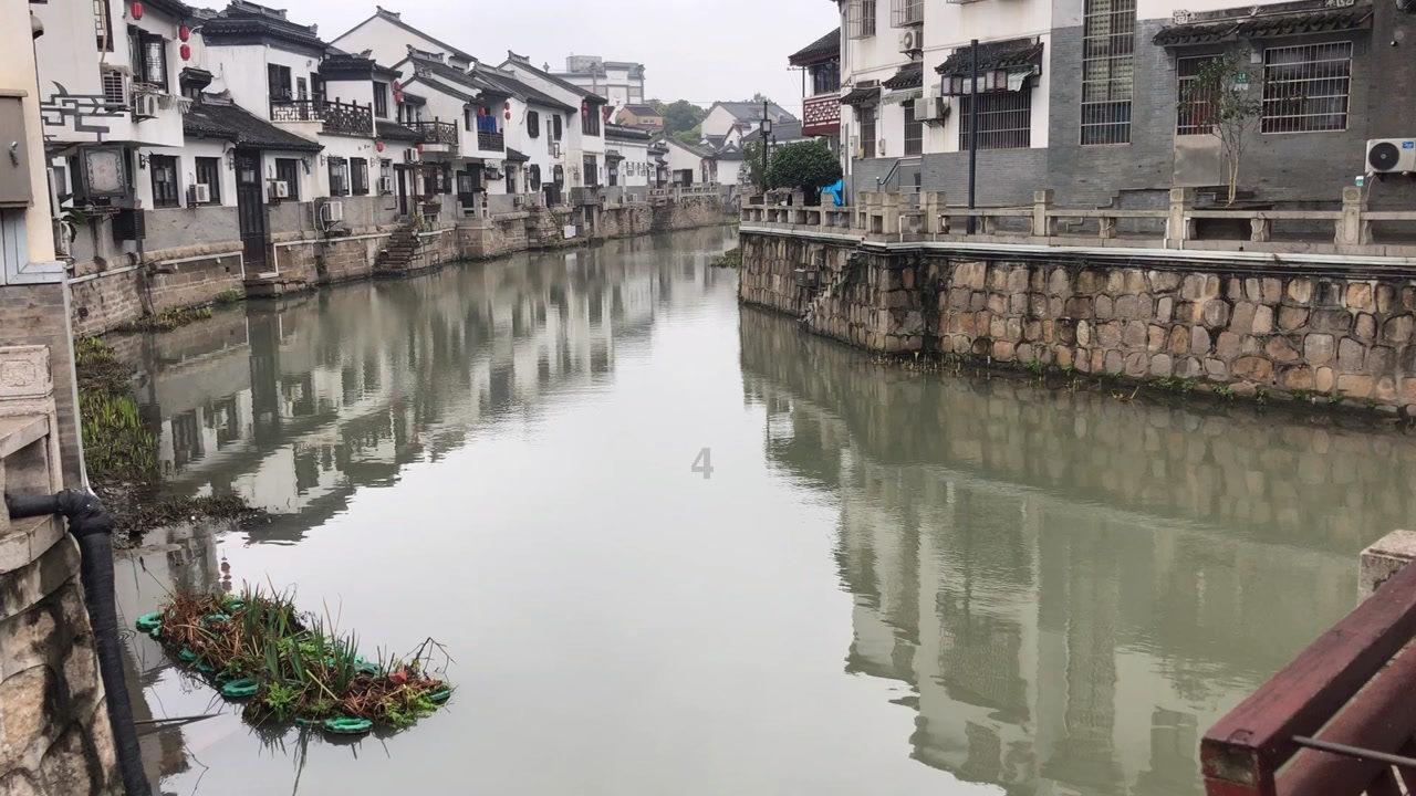 饭店老板为上百人次提供免费食宿，怎样看待老板的做法？你会这样做吗？游戏画面