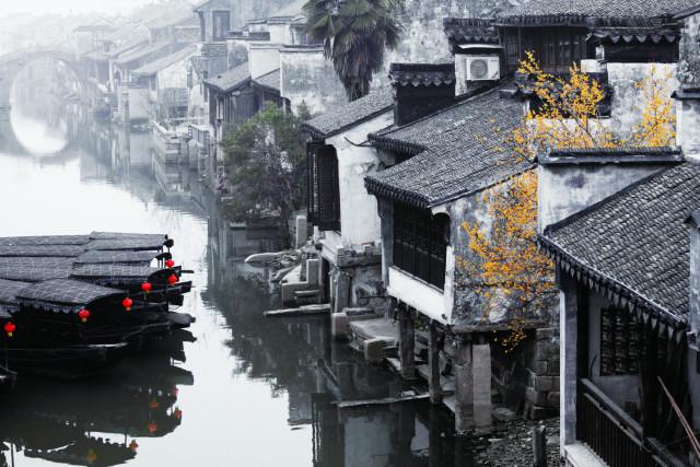 革命前辈的爱情,新婚之夜聊手榴弹,窗外战友吐槽:还开大会呢?